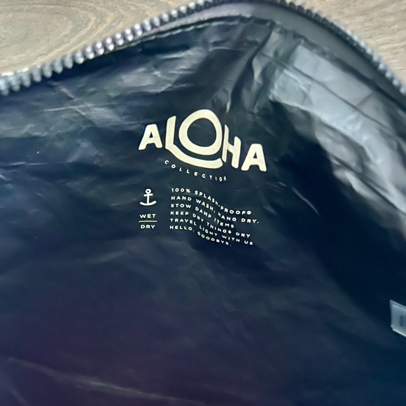 NWT; ALOHA Collection Mid Pouch - Picture 8 of 8